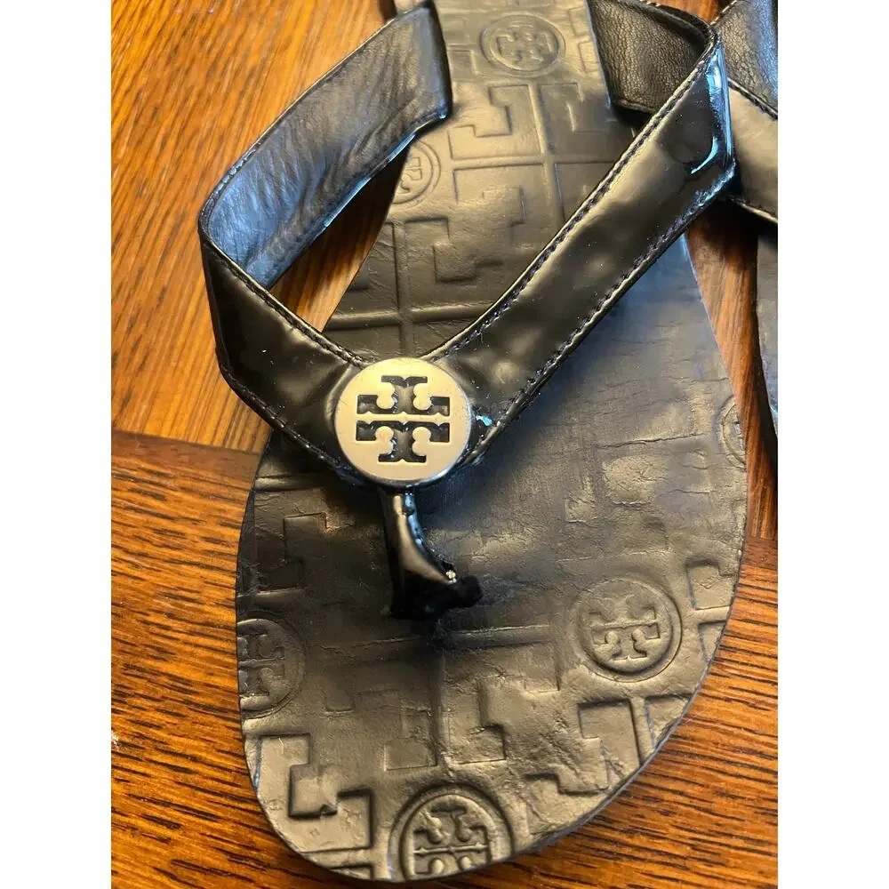 Tory Burch Emmy Black Patent Leather Thong Sandal Flip Flop Silver Logo Size 7⁠
